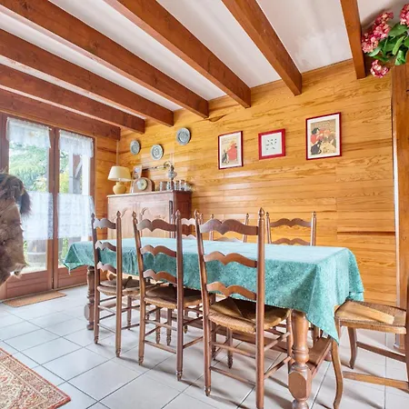 Holiday home Maison Calme Dans Un Beau Jardin La Roche-Chalais