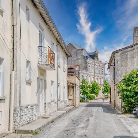 Maison Calme Dans Un Beau Jardin * La Roche-Chalais