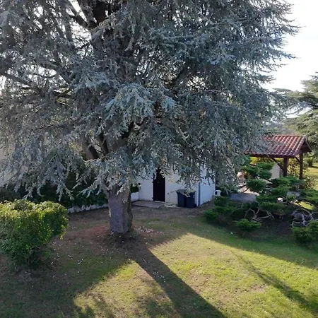 Prázdninový dům Maison Calme Dans Un Beau Jardin La Roche-Chalais